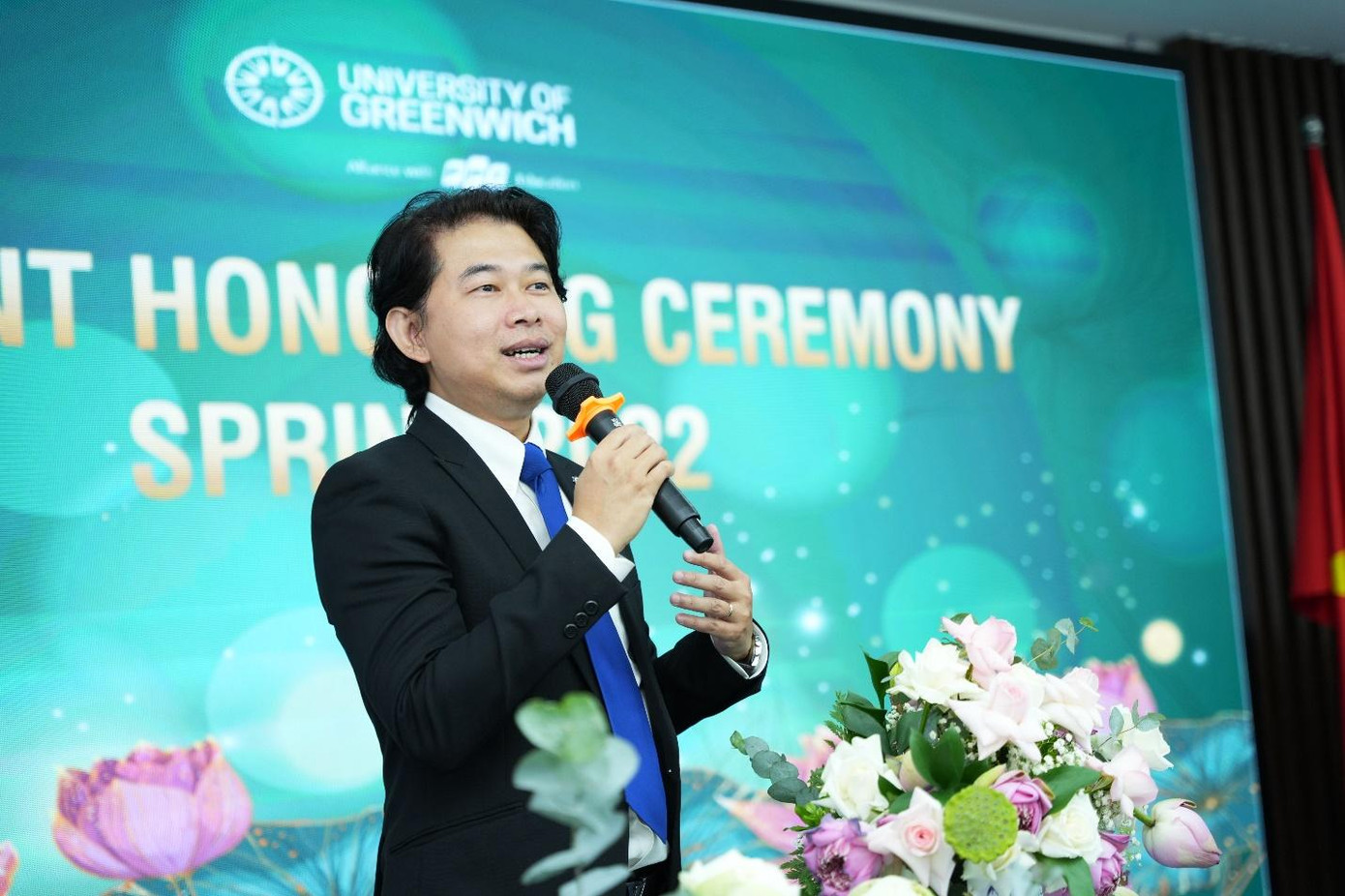 Thầy Nguyễn Nhựt Tân, giám đốc Greenwich Việt Nam chia sẻ trong buổi lễ trao bằng