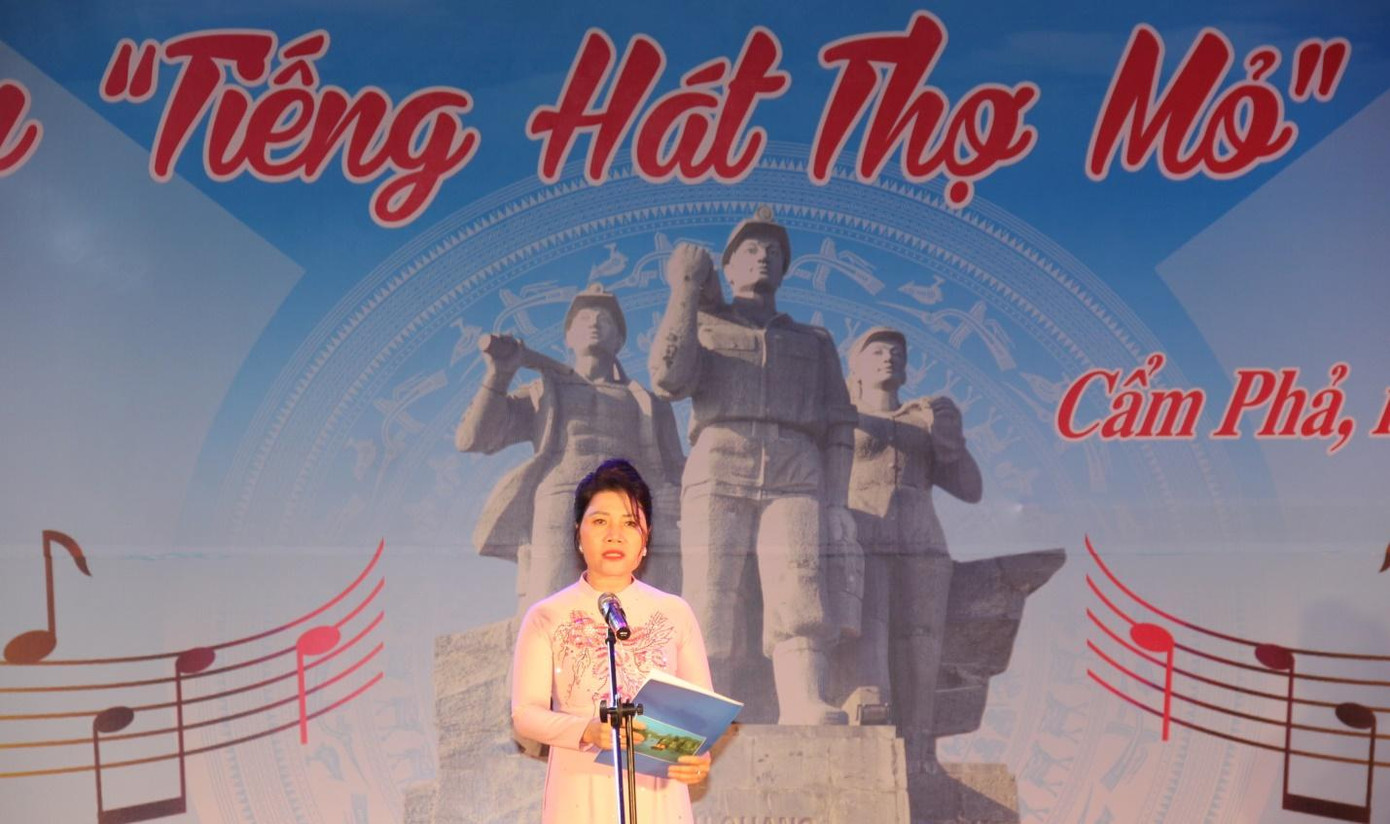 Phó Chủ tịch Công đoàn TKV Nguyễn Thị Minh, Trưởng Ban tổ chức Liên hoan Tiếng hát Thợ mỏ năm 2022 phát biểu khai mạc.