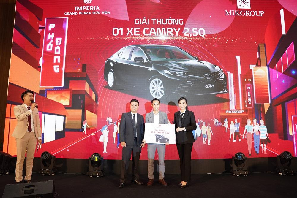 Đại diện khách hàng nhận giải thưởng xe ô tô Camry 2.5 Q. Đại diện khách hàng nhận giải thưởng xe ô tô Camry 2.5 Q.