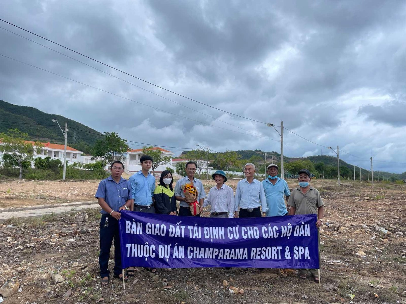 Ông Trương Quí nhận lô đất tái định cư ở Đất Lành