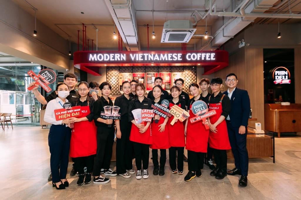 Nova FnB luôn chú trọng đến việc đào tạo để đảm bảo chất lượng phục vụ tại các chuỗi cửa hàng cà phê PhinDeli