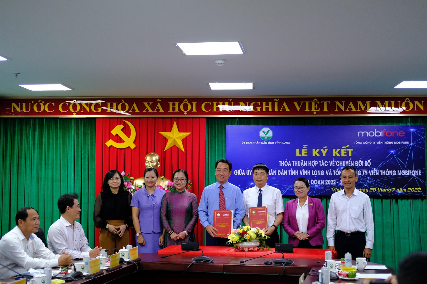 Ông Tô Mạnh Cường – Tổng giám đốc MobiFone và ông Lữ Quang Ngời – Chủ tịch UBND tỉnh Vĩnh Long ký kết Bản Thỏa thuận hợp tác chiến lược về Chuyển đổi số giai đoạn 2022-2025