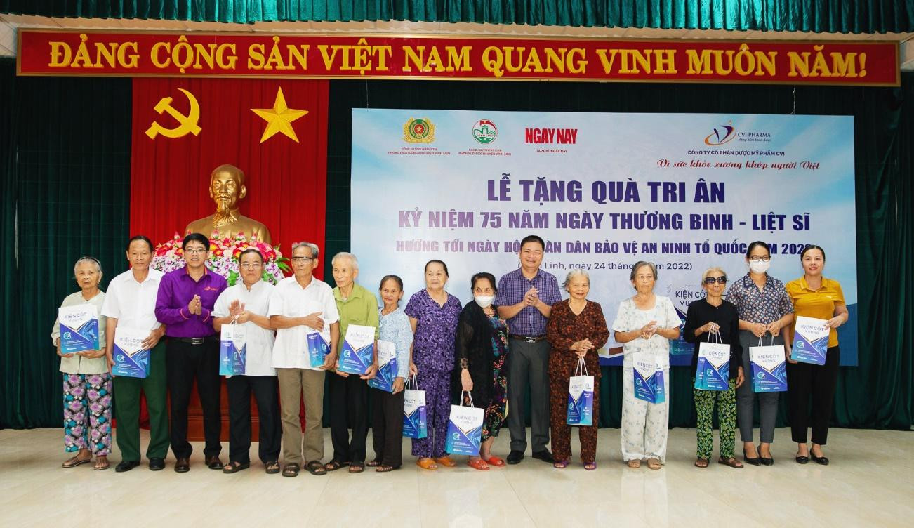 Dược sĩ Lê Xuân Kỳ đại diện CVI Pharma trao quà tại Vĩnh Linh