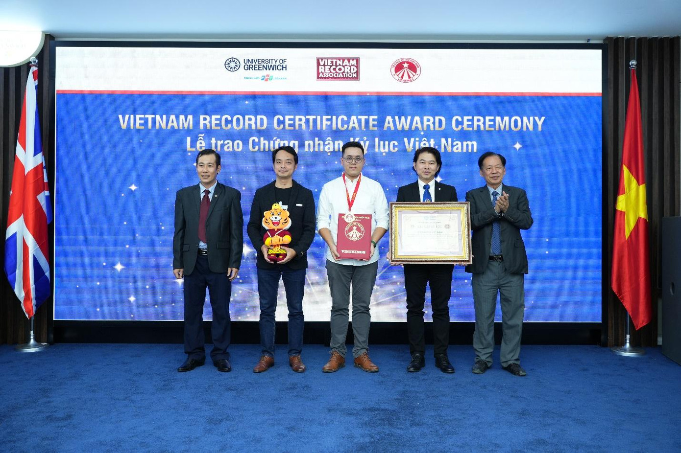 Đại diện Hội Kỷ lục Việt Nam trao bằng xác lập kỷ lục cho đại diện Greenwich Việt Nam