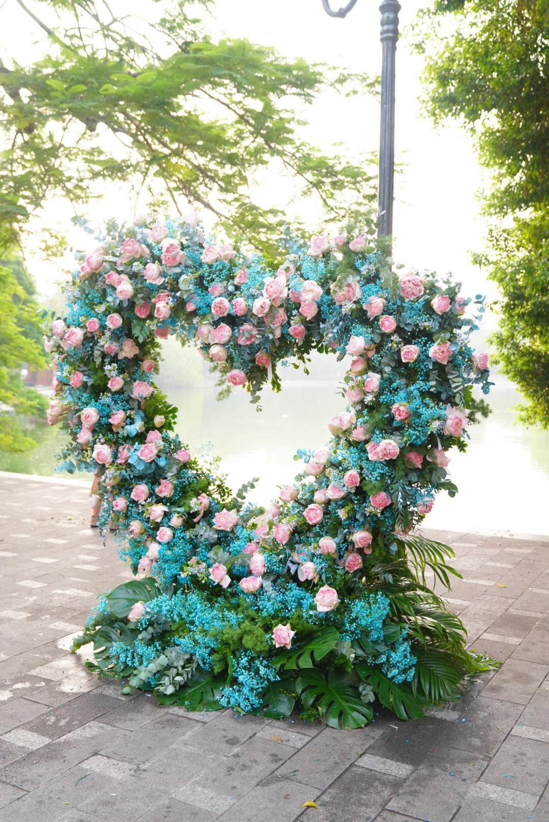 Từ sáng sớm, nhiều đoàn khách đã đến tham quan, chụp ảnh tại các trái tim sen quanh đặt quanh hồ. Các bà, các cô, các chị xúng xính váy, áo dài cùng lưu giữ những khoảnh khắc đẹp bên nhau. “Ý tưởng kết những trái tim hoa sen này rất mới lạ. Những bông hoa sen tươi thắm, thơm ngát, kết cùng những loài hoa nhỏ xinh khác nhìn rất độc đáo”, anh Nguyễn Nam- một du khách cho hay. Từ sáng sớm, nhiều đoàn khách đã đến tham quan, chụp ảnh tại các trái tim sen quanh đặt quanh hồ. Các bà, các cô, các chị xúng xính váy, áo dài cùng lưu giữ những khoảnh khắc đẹp bên nhau. “Ý tưởng kết những trái tim hoa sen này rất mới lạ. Những bông hoa sen tươi thắm, thơm ngát, kết cùng những loài hoa nhỏ xinh khác nhìn rất độc đáo”, anh Nguyễn Nam- một du khách cho hay.