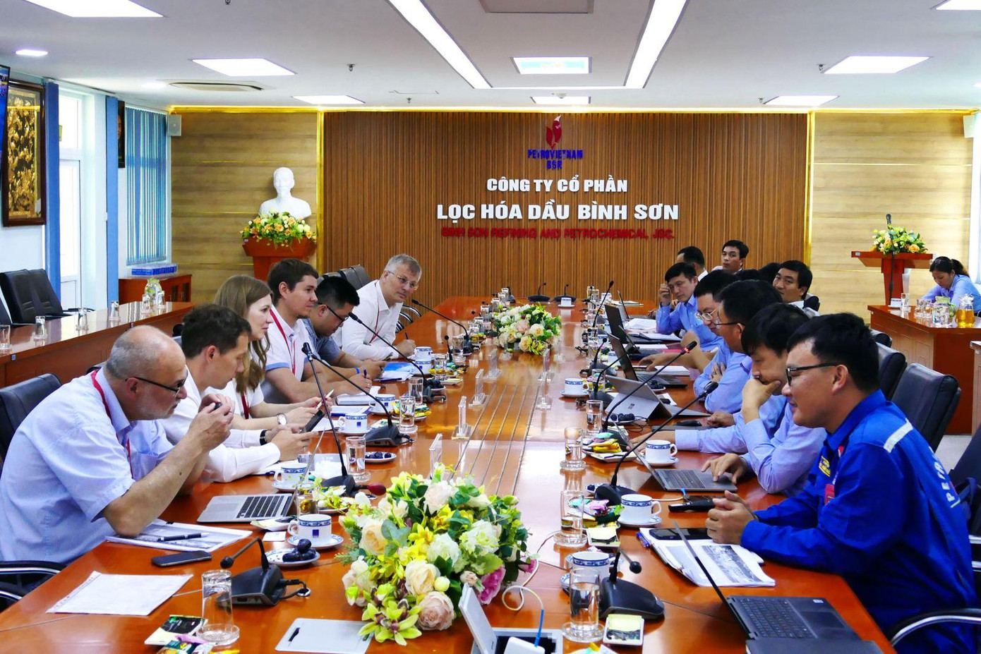 Đại diện 2 công ty Zarubezhneft và Gazpromneft đã đến thăm và làm việc tại NMLD Dung Quất