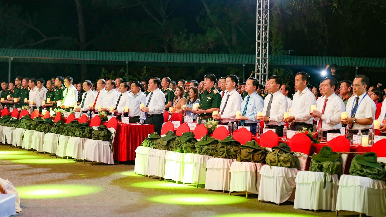 Hành trang người lính cụ Hồ gồm chiếc ba lô đơn sơ, chiếc mũ tai bèo được đặt trang trọng trên hàng ghế trước hàng ghế của đại biểu Hành trang người lính cụ Hồ gồm chiếc ba lô đơn sơ, chiếc mũ tai bèo được đặt trang trọng trên hàng ghế trước hàng ghế của đại biểu