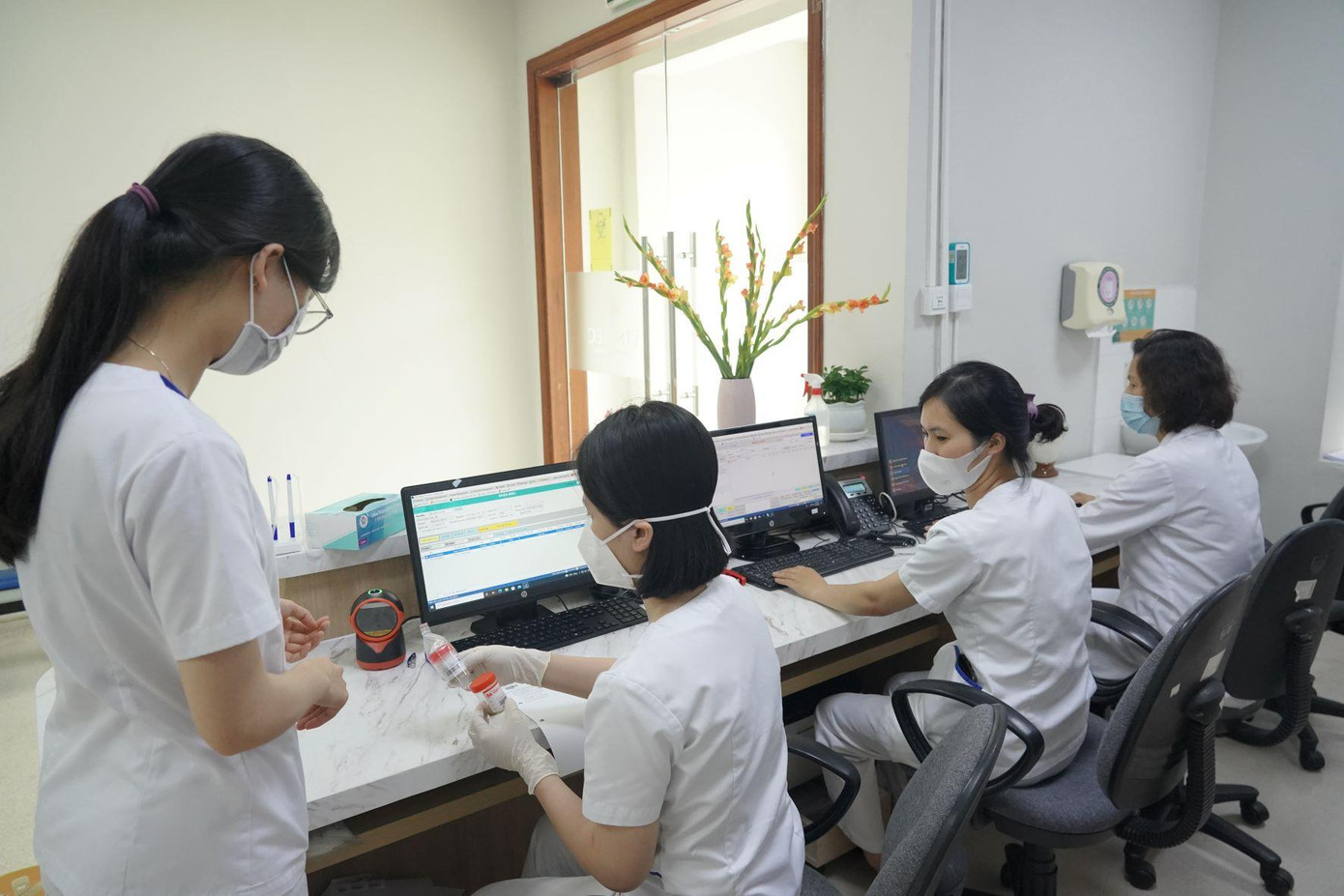 Đội ngũ y, bác sĩ Khoa xét nghiệm của Vinmec Times City được đào tạo bài bản, làm việc chuyên sâu theo từng lĩnh vực, tuân thủ chặt chẽ các quy tắc của CAP trong xét nghiệm.