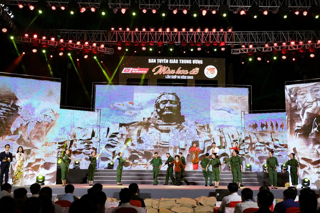 Hoạt cảnh hình ảnh những Mẹ Việt Nam anh hùng một đời đã vì chồng, vì con, vì dân, vì nước mà lặng thầm hy sinh cho quê hương đất nước hôm nay. Hoạt cảnh hình ảnh những Mẹ Việt Nam anh hùng một đời đã vì chồng, vì con, vì dân, vì nước mà lặng thầm hy sinh cho quê hương đất nước hôm nay.