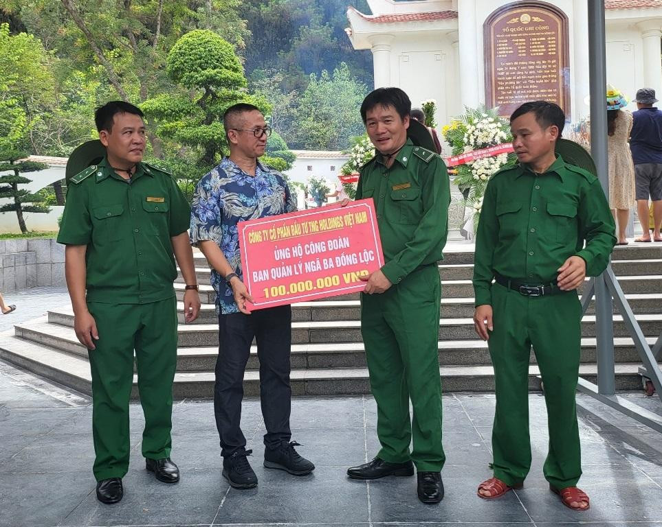 Đại diện Tập đoàn ủng hộ Ban quản lý Khu mộ 10 nữ Anh hùng liệt sĩ Thanh niên xung phong tại Ngã ba Đồng Lộc (Can Lộc, Hà Tĩnh) số tiền 100 triệu đồng. Đại diện Tập đoàn ủng hộ Ban quản lý Khu mộ 10 nữ Anh hùng liệt sĩ Thanh niên xung phong tại Ngã ba Đồng Lộc (Can Lộc, Hà Tĩnh) số tiền 100 triệu đồng.