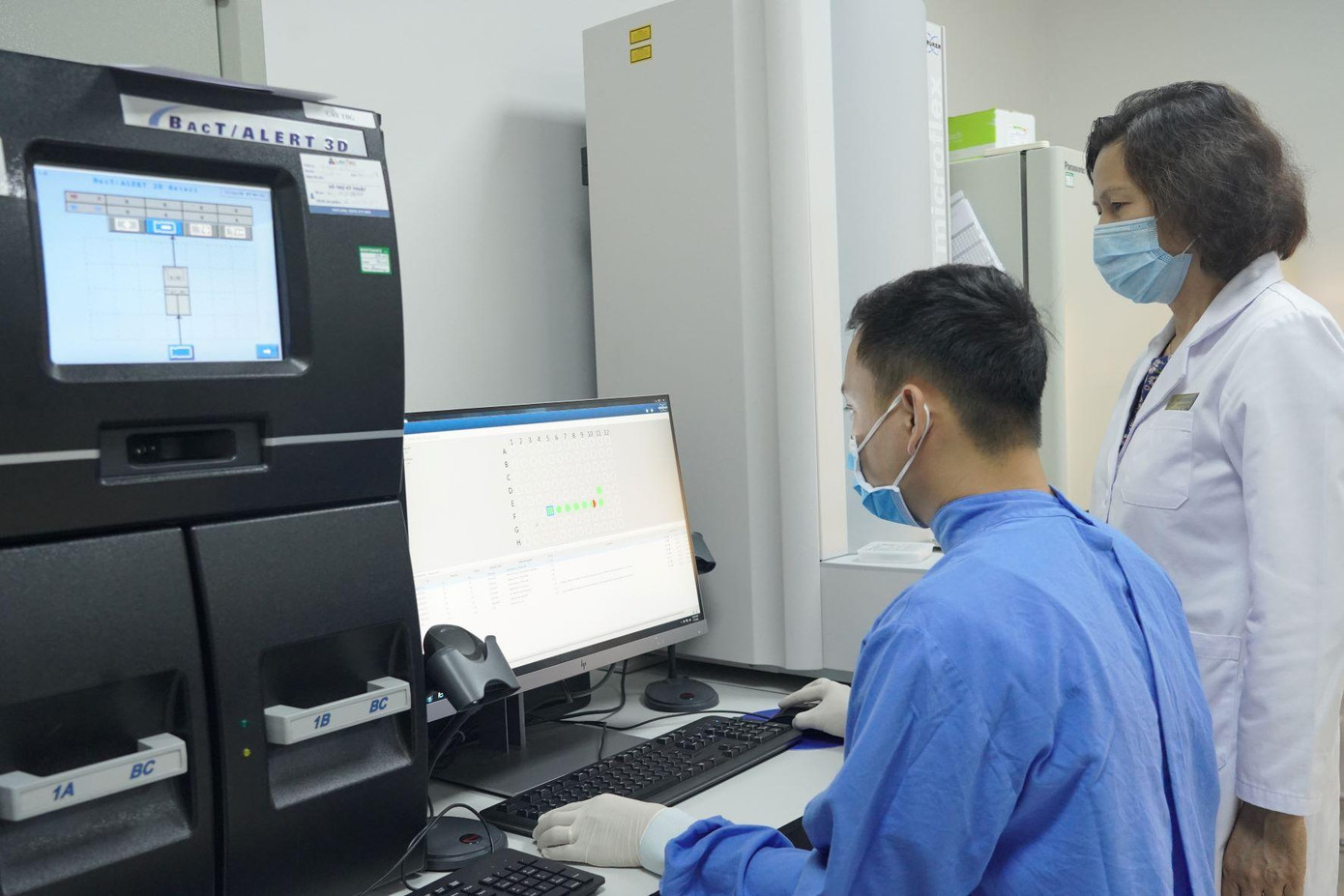 Với quy trình chuẩn hóa nghiêm ngặt theo chuẩn Mỹ, các mẫu bệnh phẩm tại Vinmec được xử lý và bảo quản đúng cách.