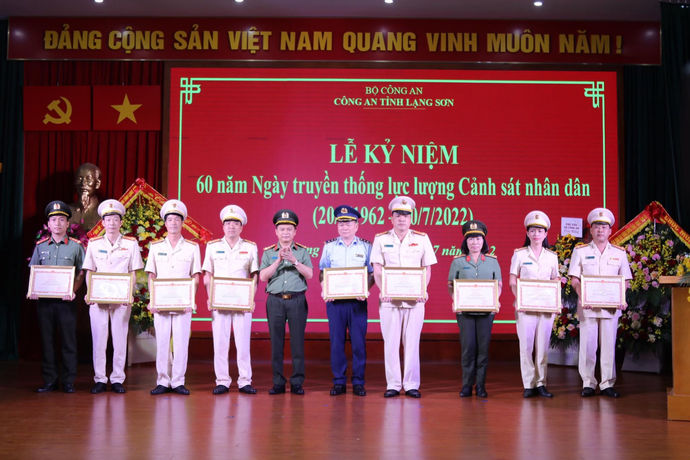 Nhiều tập thể, cá nhân có thành xuất sắc nhận Bằng khen của Bộ Công an -Ảnh: Duy Chiến