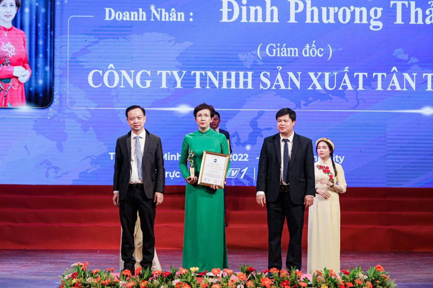 Bà Đinh Phương Thảo nữ doanh nhân đại diện cho thế hệ phụ nữ Việt Nam “giỏi việc nước, đảm việc nhà” nhận giải thưởng Nhà lãnh đạo xuất sắc Châu Á của Viện nghiên cứu kinh tế Châu Á.