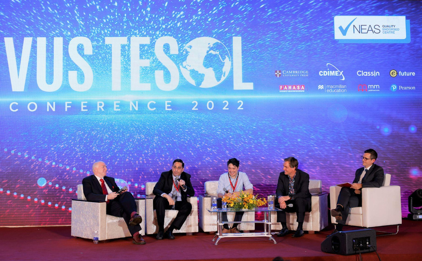 Các diễn giả Allen Davenport - Andrew Duenas - Derek Spaffor - Hayo Reinders cùng host Steven Happel trong phiên thảo luận cuối cùng (Panel Discussion) của hội nghị