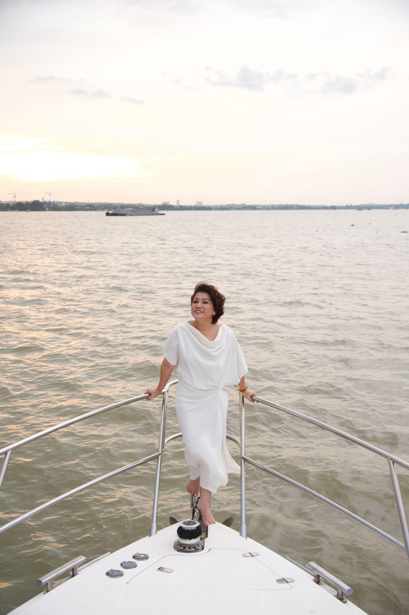 Doanh nhân Thu Thủy tận hưởng những phút giây thư giãn trên du thuyền trong chuyến trải nghiệm tại Aqua City.