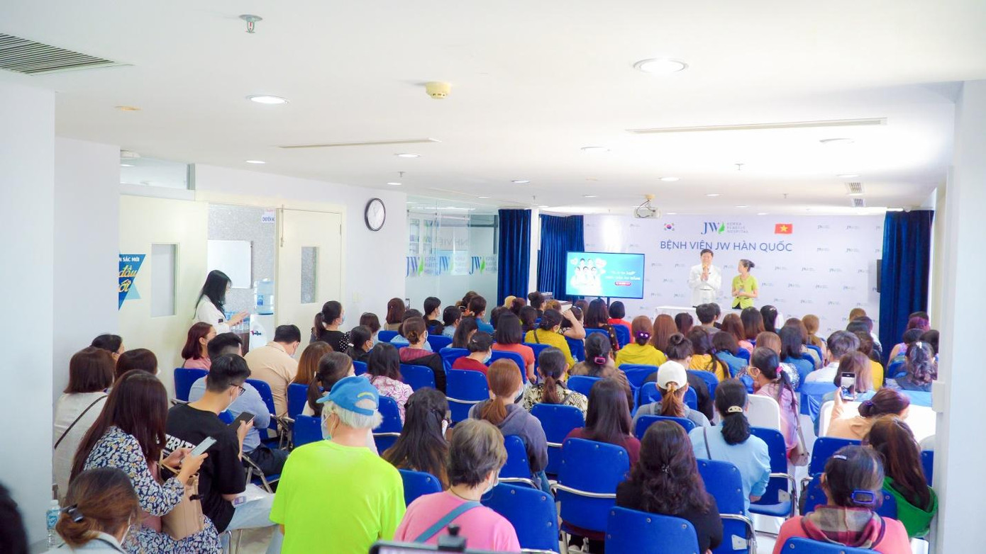 Hàng trăm khách hàng đổ về Bệnh viện JW tham dự sự kiện