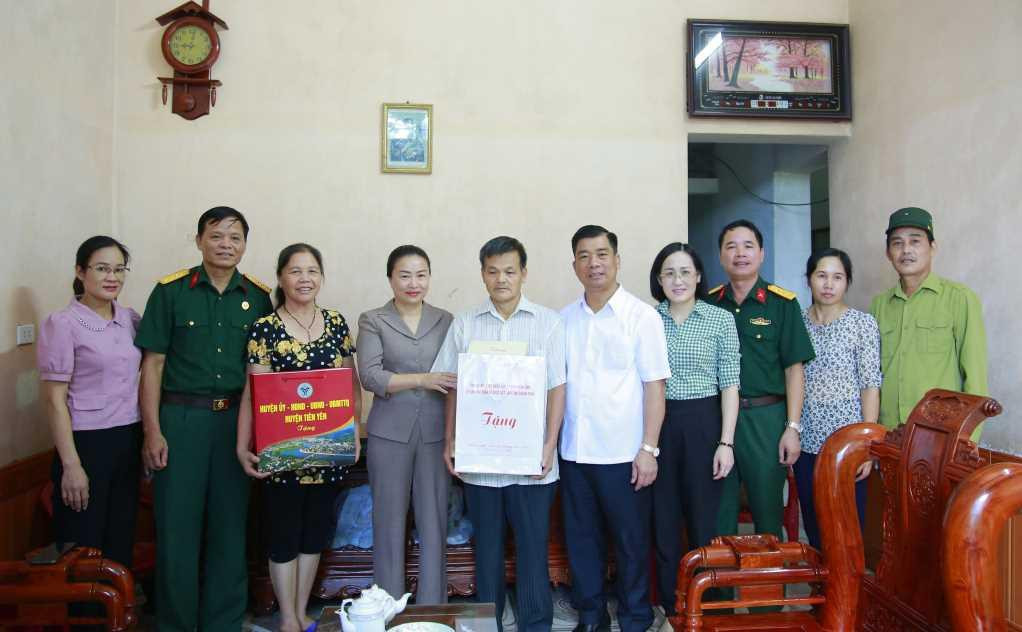 Đồng chí Vi Ngọc Bích, Ủy viên BTV Tỉnh ủy, Phó Chủ tịch Thường trực HĐND tỉnh, thăm hỏi, tặng quà gia đình bệnh binh hạng 2/3 Phạm Văn Phoóng, phố Long Thành, thị trấn Tiên Yên, huyện Tiên Yên.