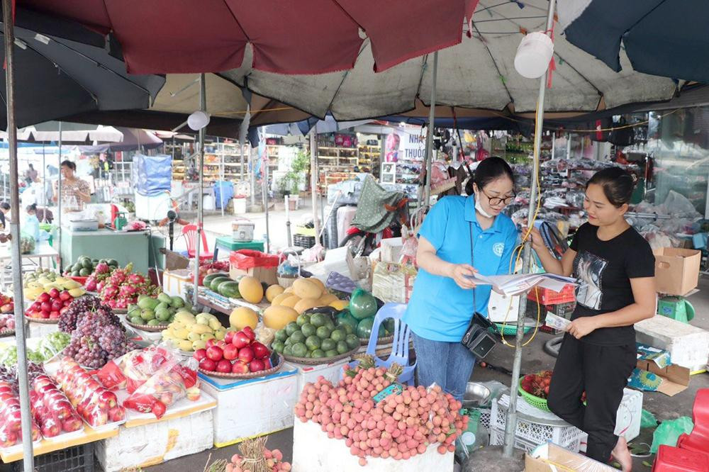 Cán bộ BHXH các địa phương xuống gặp từng người dân làm các công việc tự do để vận động tham gia BHXH tự nguyện, BHYT hộ gia đình. Cán bộ BHXH các địa phương xuống gặp từng người dân làm các công việc tự do để vận động tham gia BHXH tự nguyện, BHYT hộ gia đình.