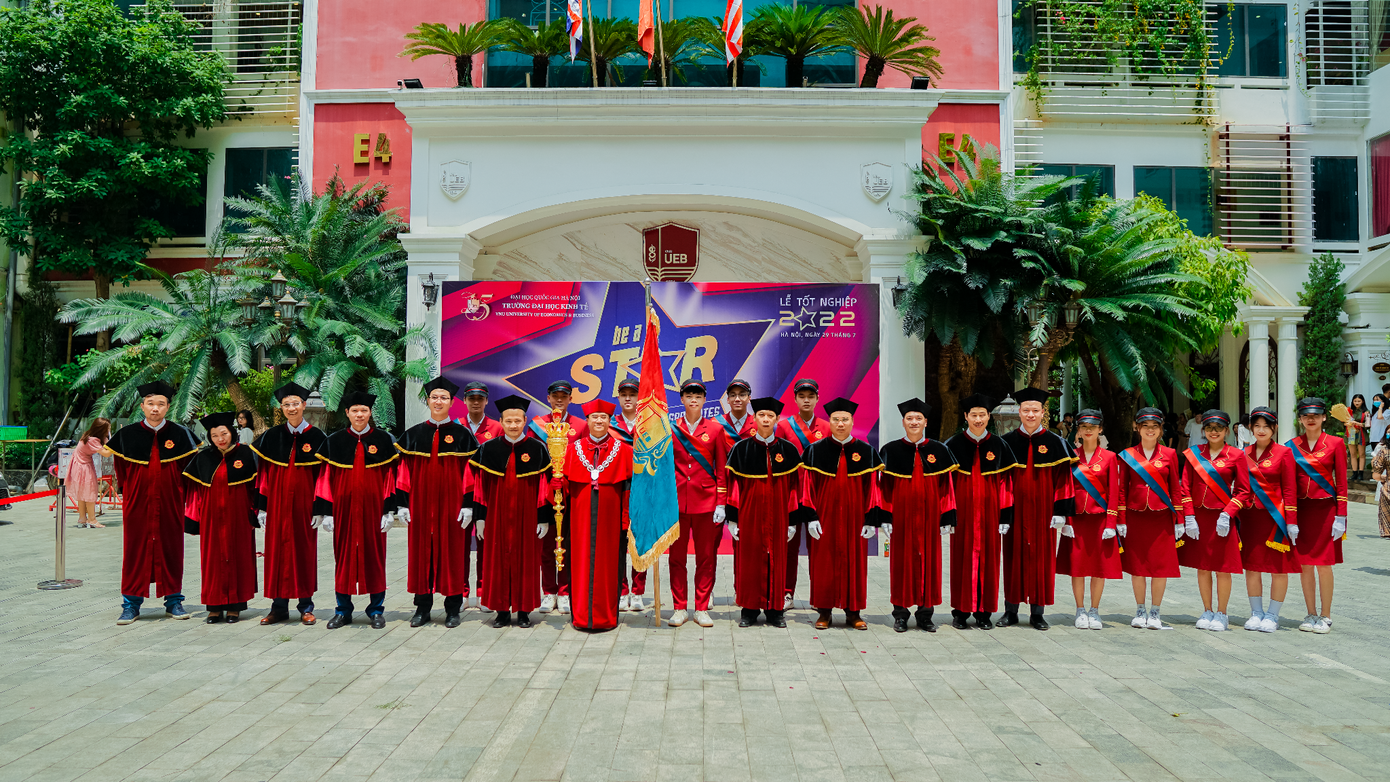 Đội nghi lễ tại buổi Lễ tốt nghiệp Trường Đại học Kinh tế - ĐHQGHN Đội nghi lễ tại buổi Lễ tốt nghiệp Trường Đại học Kinh tế - ĐHQGHN