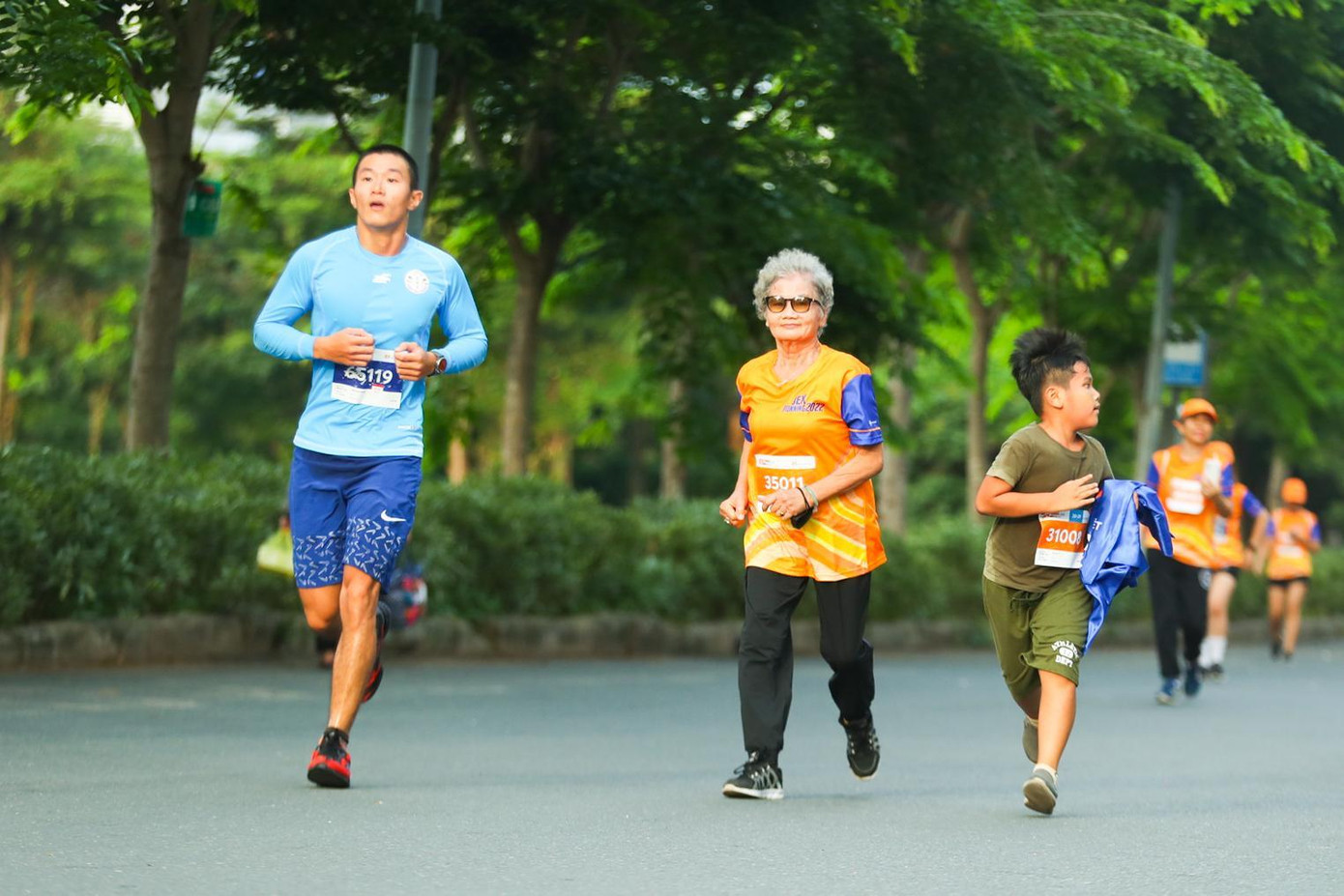 Bà Thục An có những bước chạy khỏe khoắn cùng các vận động viên khác.