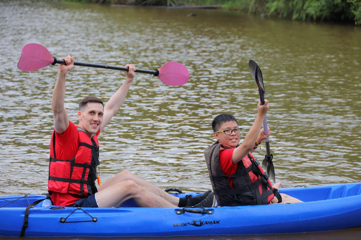 Vốn quen với nhịp sống đô thị, các em đã vô cùng bất ngờ và hào hứng khi được thử thách bản thân với hàng loạt các hoạt động ngoài trời thú vị như: leo núi nhân tạo, trượt zipline, chèo thuyền kayak, bắn cung,...