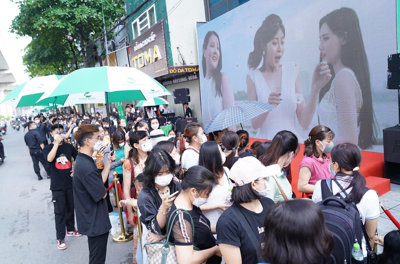 Dòng người xếp hàng dài tham gia sự kiện Dòng người xếp hàng dài tham gia sự kiện