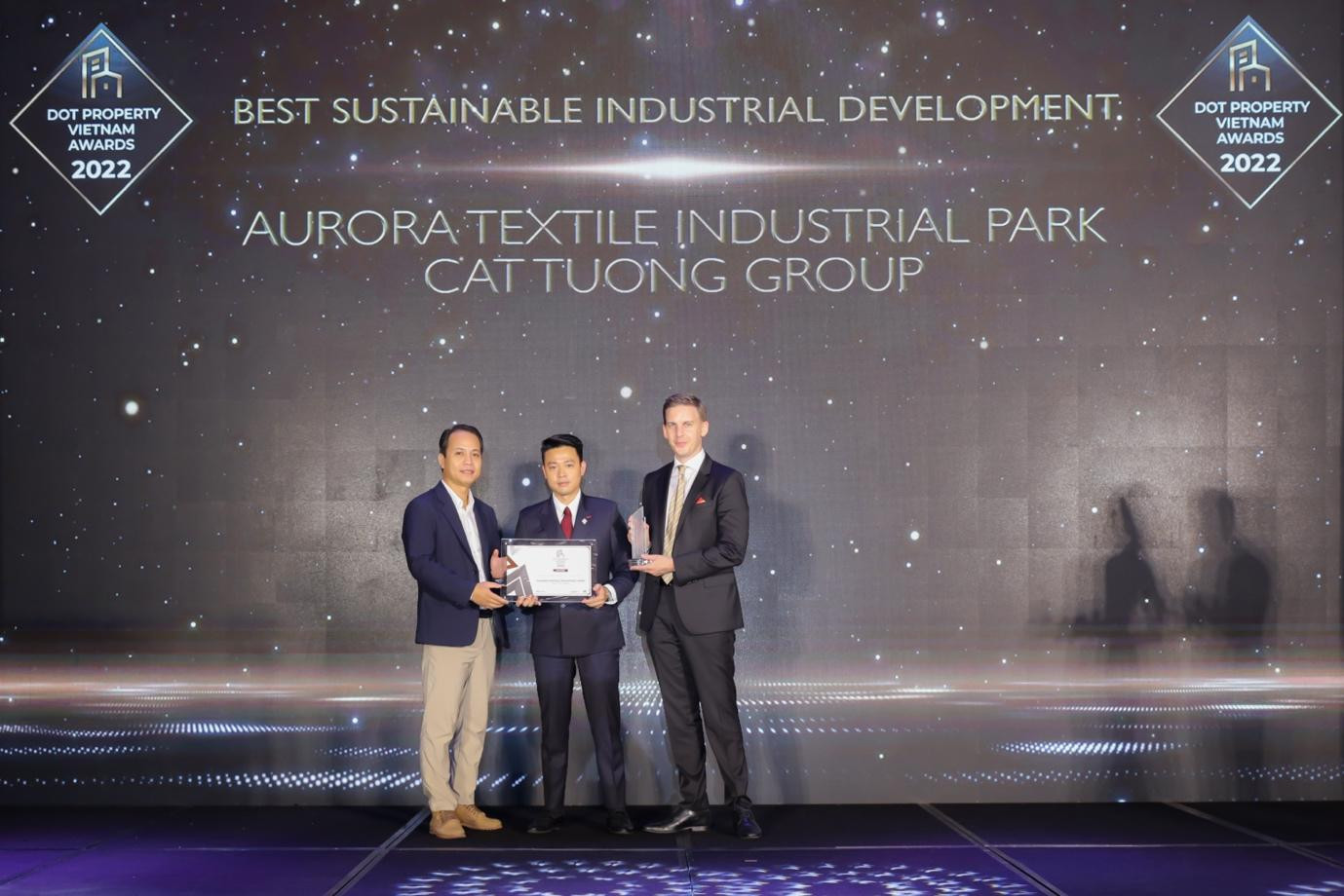 Ông Vũ Đình Nguyên đại diện Cát Tường Group nhận giải thưởng Best Sustainable Industrial DevelopmentViet Nam 2022