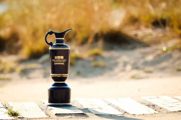 Các nghệ nhân của gốm Chu Đậu đã mất 2 tháng để hoàn thành chế tác chiếc Cup này Các nghệ nhân của gốm Chu Đậu đã mất 2 tháng để hoàn thành chế tác chiếc Cup này