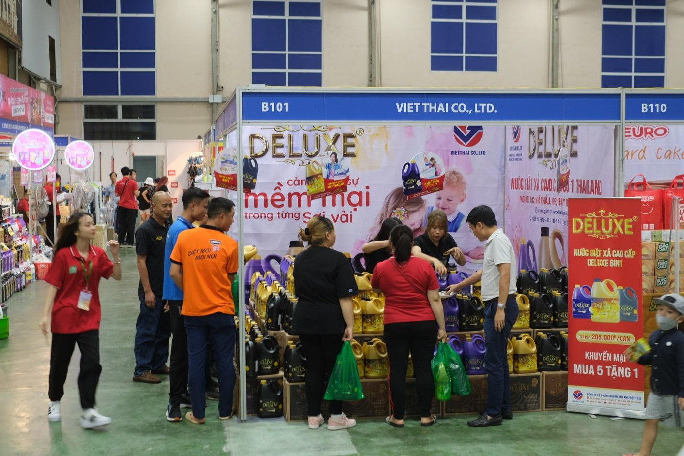 Gian hàng nước giặt xả T&amp;L - DELUXE 6in1 tại Hội chợ bán lẻ hàng Thái Lan 2022.