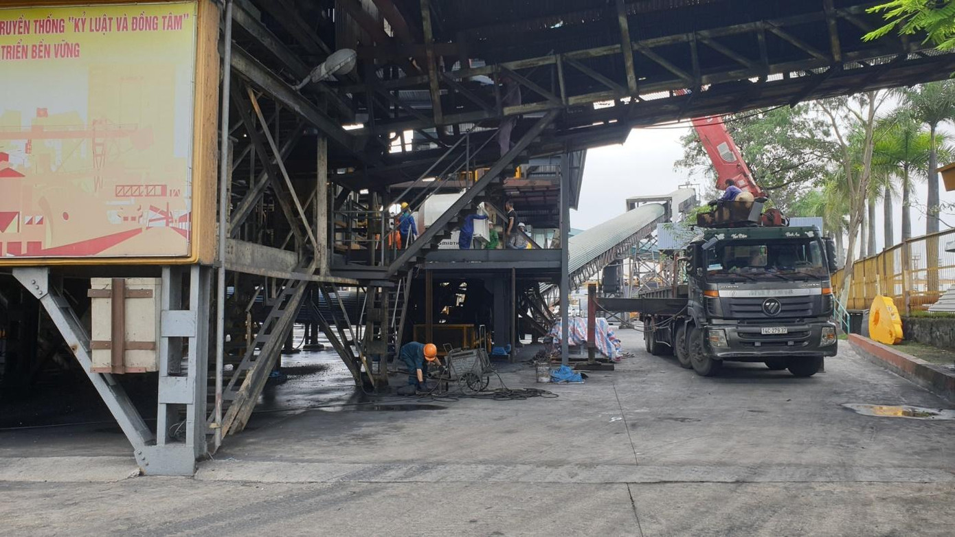 Tuyển than Cửa Ông thường xuyên sửa bảo dưỡng, củng cố thiết bị, nhà xưởng trước mùa mưa bão. Tuyển than Cửa Ông thường xuyên sửa bảo dưỡng, củng cố thiết bị, nhà xưởng trước mùa mưa bão.