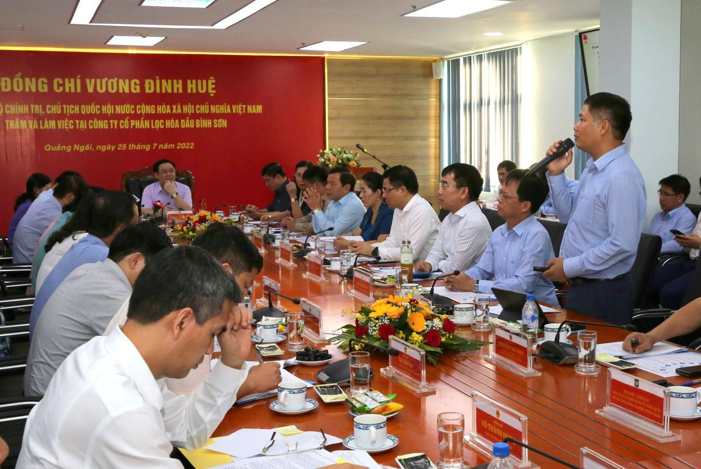 Tổng Giám đốc BSR Bùi Ngọc Dương báo cáo và đề xuất các kiến nghị lên đoàn công tác của Chủ tịch Quốc hội. Tổng Giám đốc BSR Bùi Ngọc Dương báo cáo và đề xuất các kiến nghị lên đoàn công tác của Chủ tịch Quốc hội.