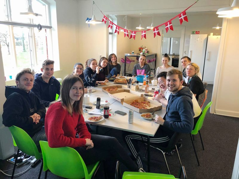 Sinh viên UEF tham gia hoạt động ngoại khóa cùng sinh viên quốc tế Sinh viên UEF tham gia hoạt động ngoại khóa cùng sinh viên quốc tế