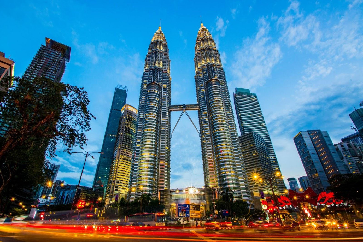 Tòa tháp đôi Petronas Twin Towers - công trình để đời của Cesar Pelli Tòa tháp đôi Petronas Twin Towers - công trình để đời của Cesar Pelli