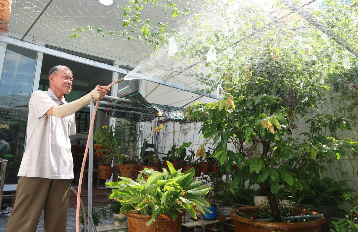 Xương khớp khỏe mạnh trở lại giúp chú Tấn thoải mái chăm lo việc nhà giúp bà xã.