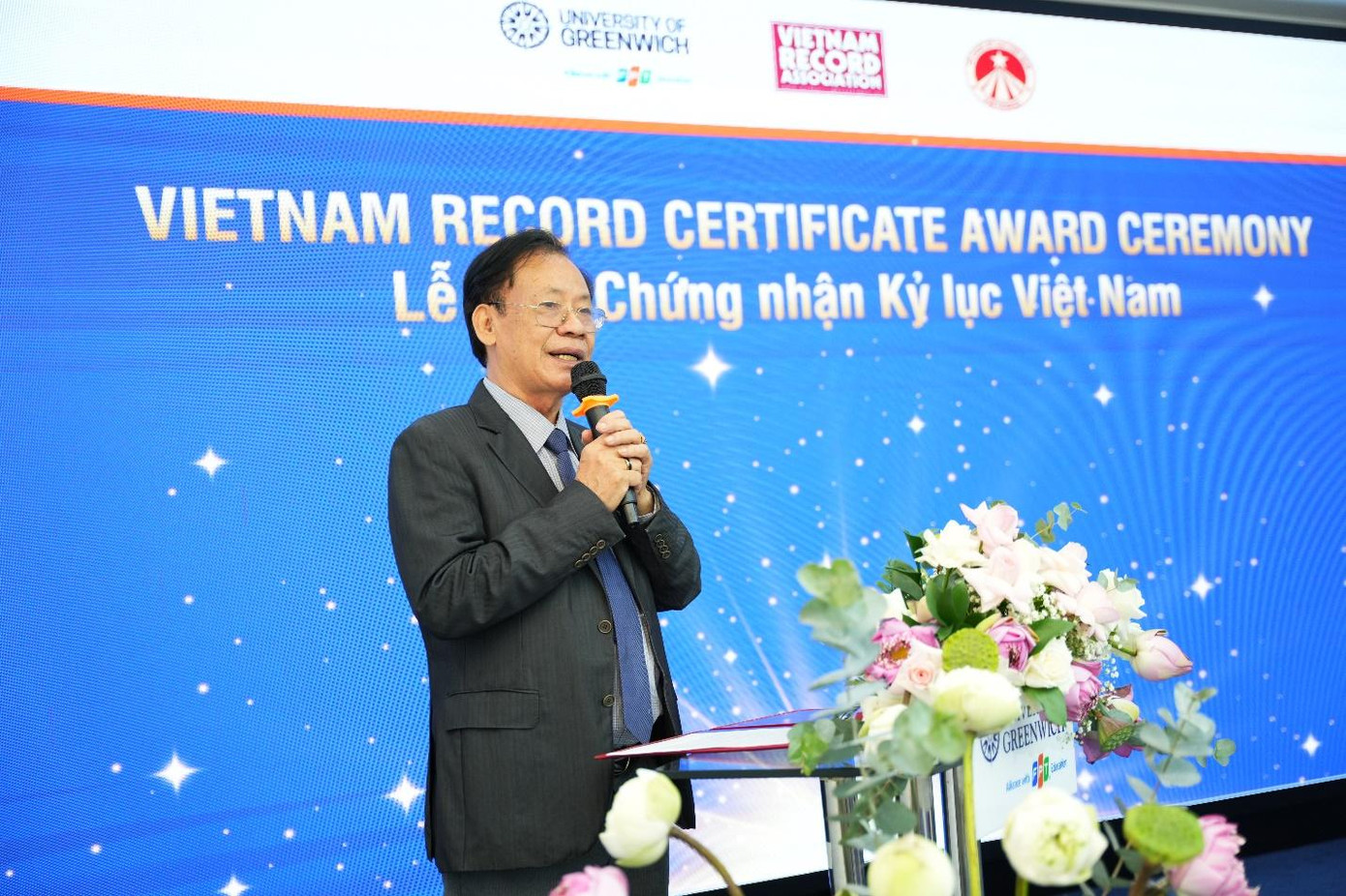 Đại diện Tổ chức Kỷ Lục Việt Nam, tiến sĩ Thang Văn Phúc phát biểu