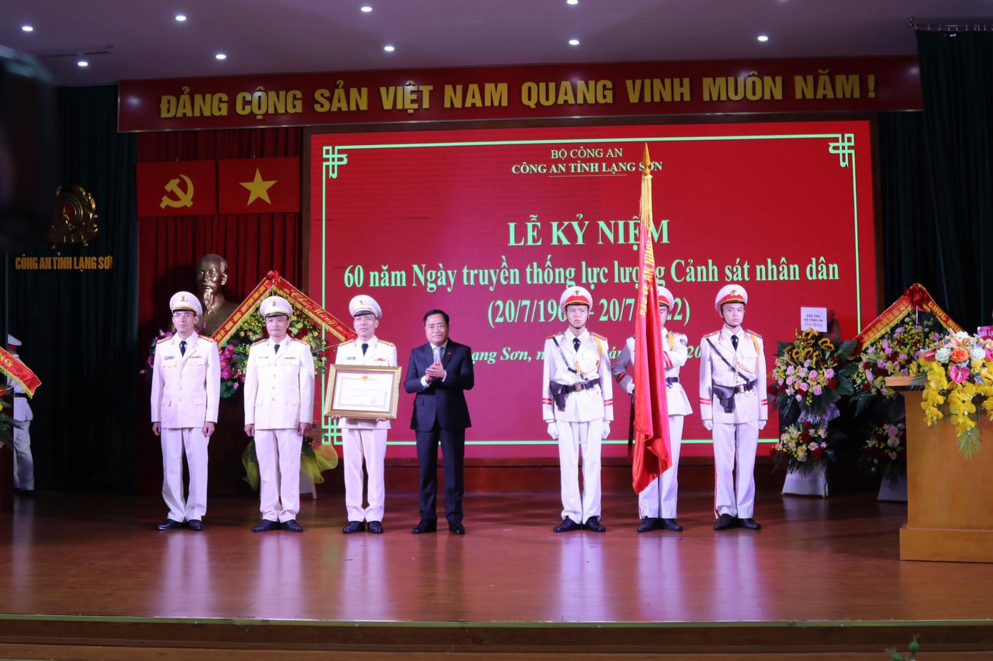 Nhiều tập thể, cá nhân thuộc Công an tỉnh Lạng Sơn vinh dự đón nhận Huân chương chiến công và các phần thưởng cao quý của Nhà nước, chính phủ, Bộ ngành trung ương. Ảnh: Duy Chiến