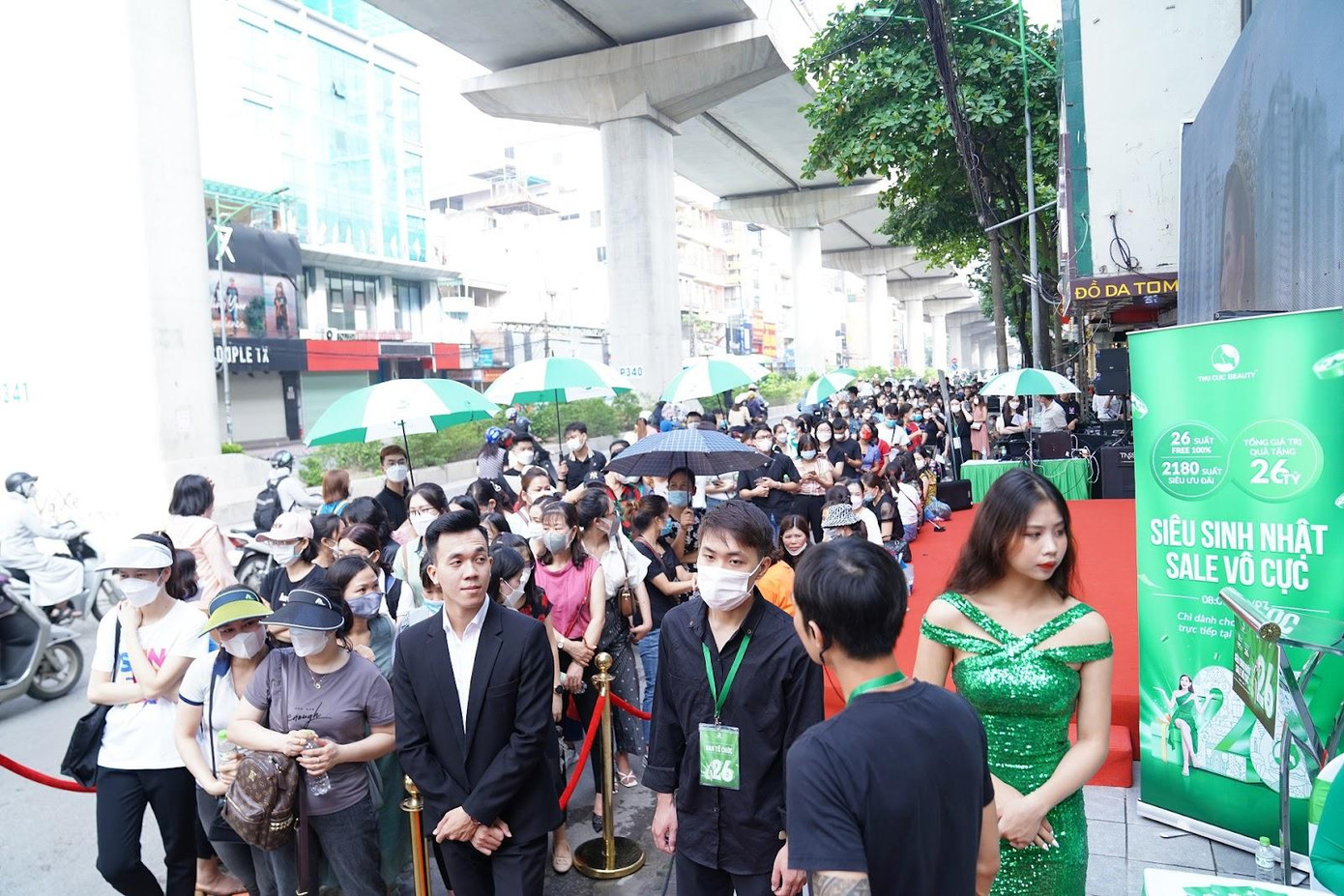 Từng dòng người xếp thành hàng dài đến tham dự sự kiện sinh nhật Thu Cúc Từng dòng người xếp thành hàng dài đến tham dự sự kiện sinh nhật Thu Cúc