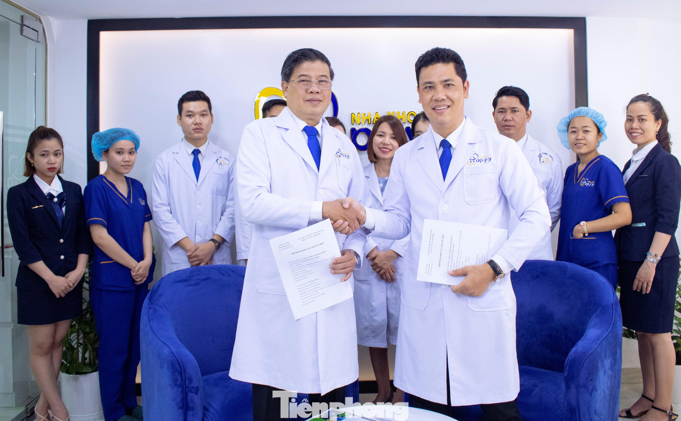 Bác sỹ Hồ Ngọc Trung (bên trái) cùng Bác sỹ Nguyễn Xuân Cường, CEO Nha Khoa Happy (bên phải) Bác sỹ Hồ Ngọc Trung (bên trái) cùng Bác sỹ Nguyễn Xuân Cường, CEO Nha Khoa Happy (bên phải)