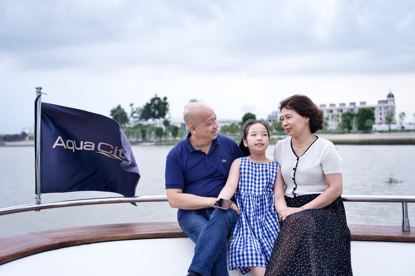 Nhà đầu tư Nguyễn Văn Đạt (áo xanh) cùng gia đình trong chuyến thăm dự án mới đây.