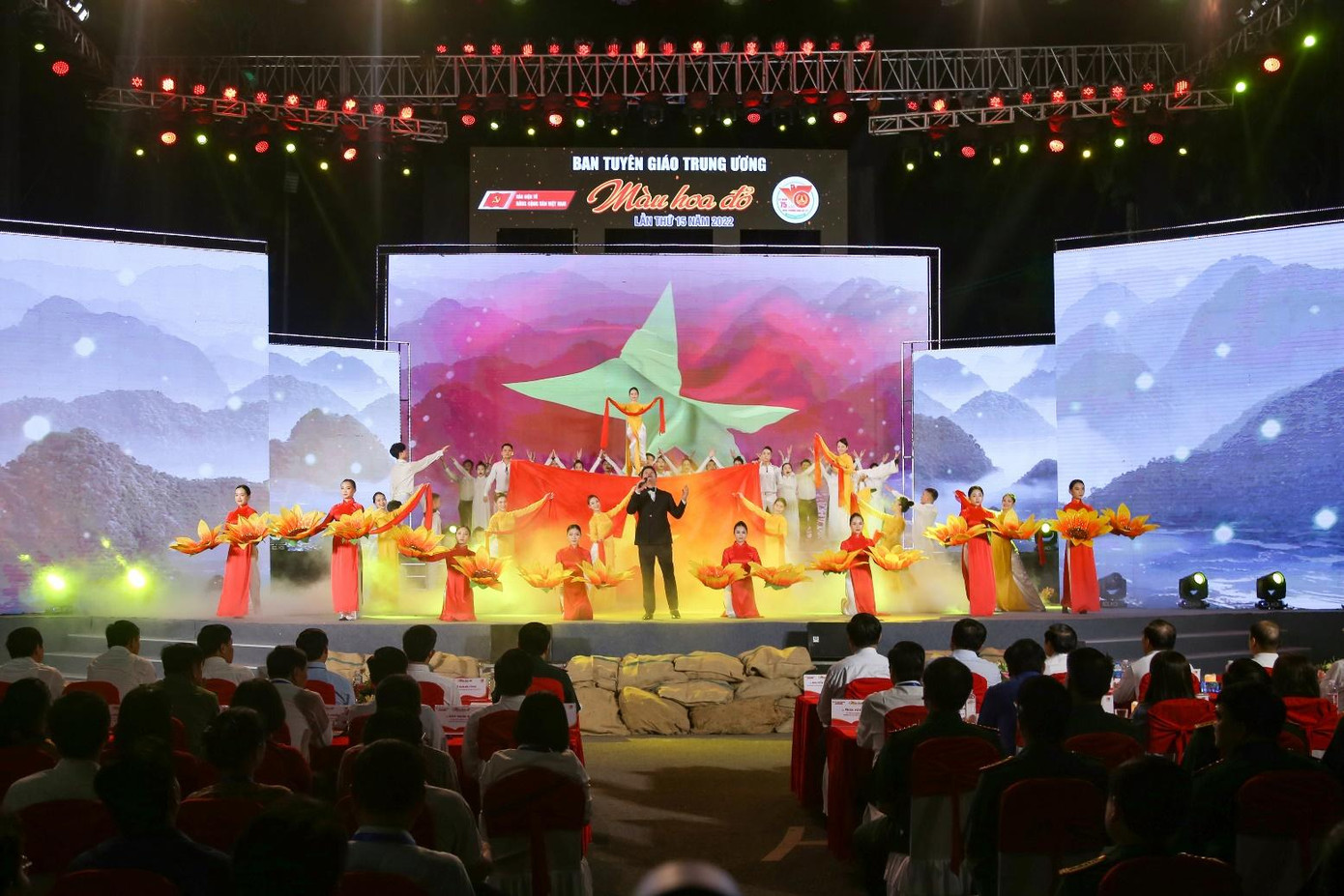 Với 3 trường đoạn Lên đường - Tinh thần thép - Tự hào dáng đứng Việt Nam, Chương trình Màu hoa đỏ tái hiện những ký ức về một thời hoa lửa Với 3 trường đoạn Lên đường - Tinh thần thép - Tự hào dáng đứng Việt Nam, Chương trình Màu hoa đỏ tái hiện những ký ức về một thời hoa lửa