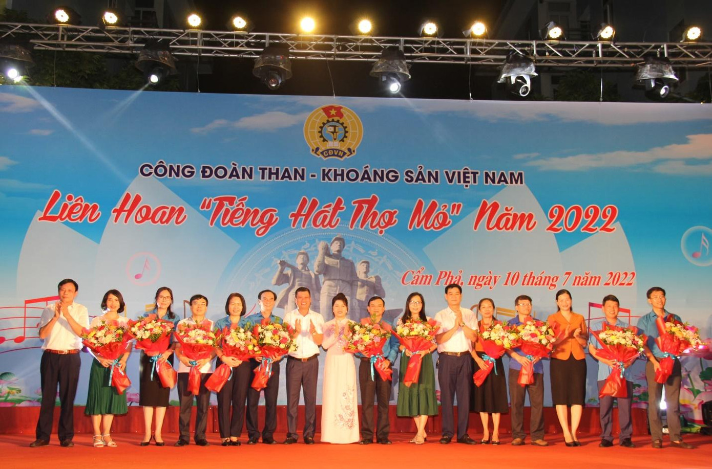 Công đoàn TKV và Công ty Than Quang Hanh chúc mừng các đơn vị tham gia chương trình.