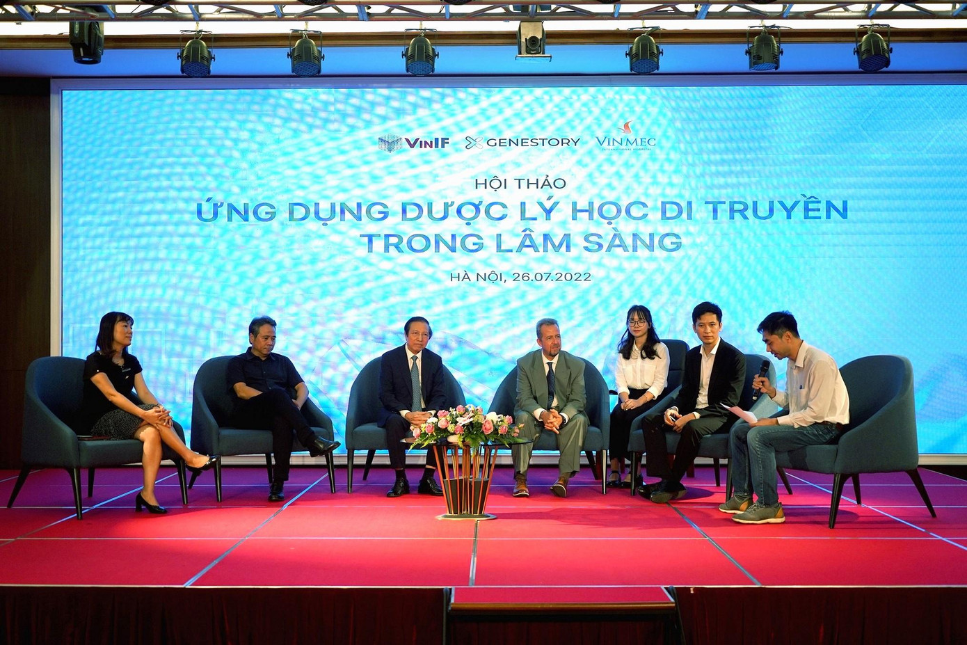 Các chuyên gia thống nhất rằng, các hoạt động truyền thông, giáo dục cần được đẩy mạnh, để chính người dân hiểu được tầm quan trọng của các xét nghiệm giải mã gen đối với sức khỏe của mình.