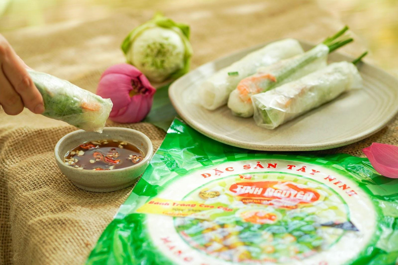 Bánh tráng Tây Ninh là sản phẩm đặc sản được yêu thích của Tinh Nguyên.