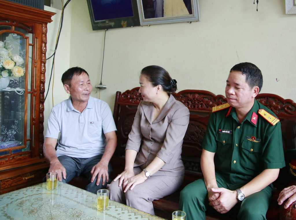 Đồng chí Phó Chủ tịch Thường trực HĐND tỉnh ân cần thăm hỏi bệnh binh hạng 2/3 Lê Văn Nên, phố Long Tiên, thị trấn Tiên Yên, huyện Tiên Yên.