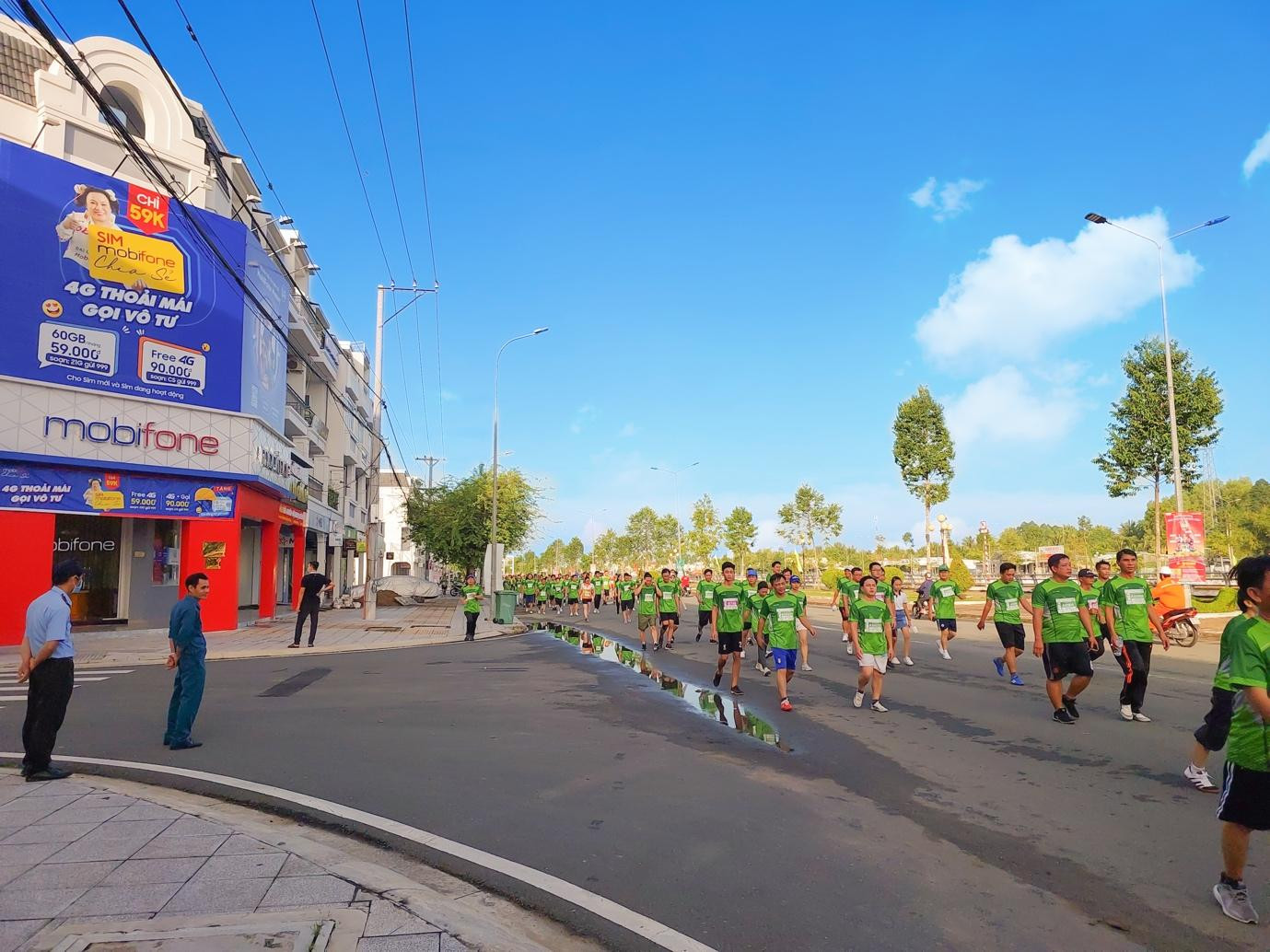 Đoàn đua đi qua khu vực dự án Cát Tường Western Pearl