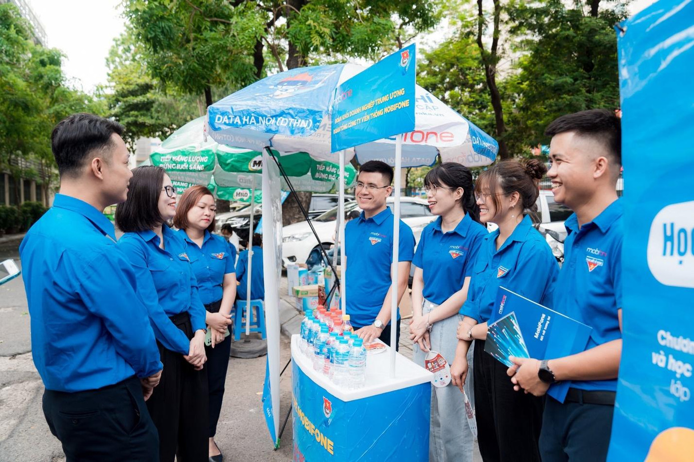 Bí thư Đoàn Khối DNTW Hoàng Thị Minh Thu cùng các đoàn viên Tiếp sức mùa thi của Tuổi trẻ MobiFone tại một điểm thi ở Hà Nội