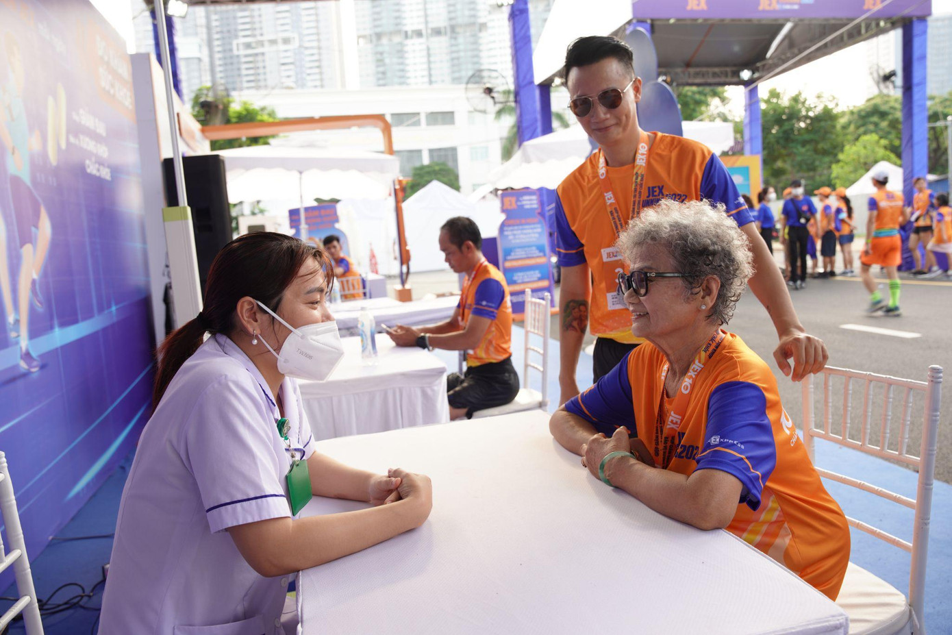 Bà Thục An, ca sĩ Hoàng Bách cùng các vận động viên được chuyên gia tư vấn sức khỏe tại giải chạy JEX Running 2022.