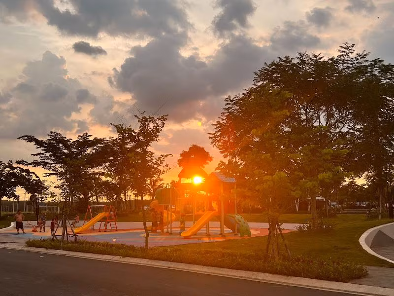 Phúc Hưng Golden vẫn nhộn nhịp từ bình minh đến tận những phút giây hoàng hôn cuối ngày. Ảnh: Dat Xanh Premium. Phúc Hưng Golden vẫn nhộn nhịp từ bình minh đến tận những phút giây hoàng hôn cuối ngày. Ảnh: Dat Xanh Premium.
