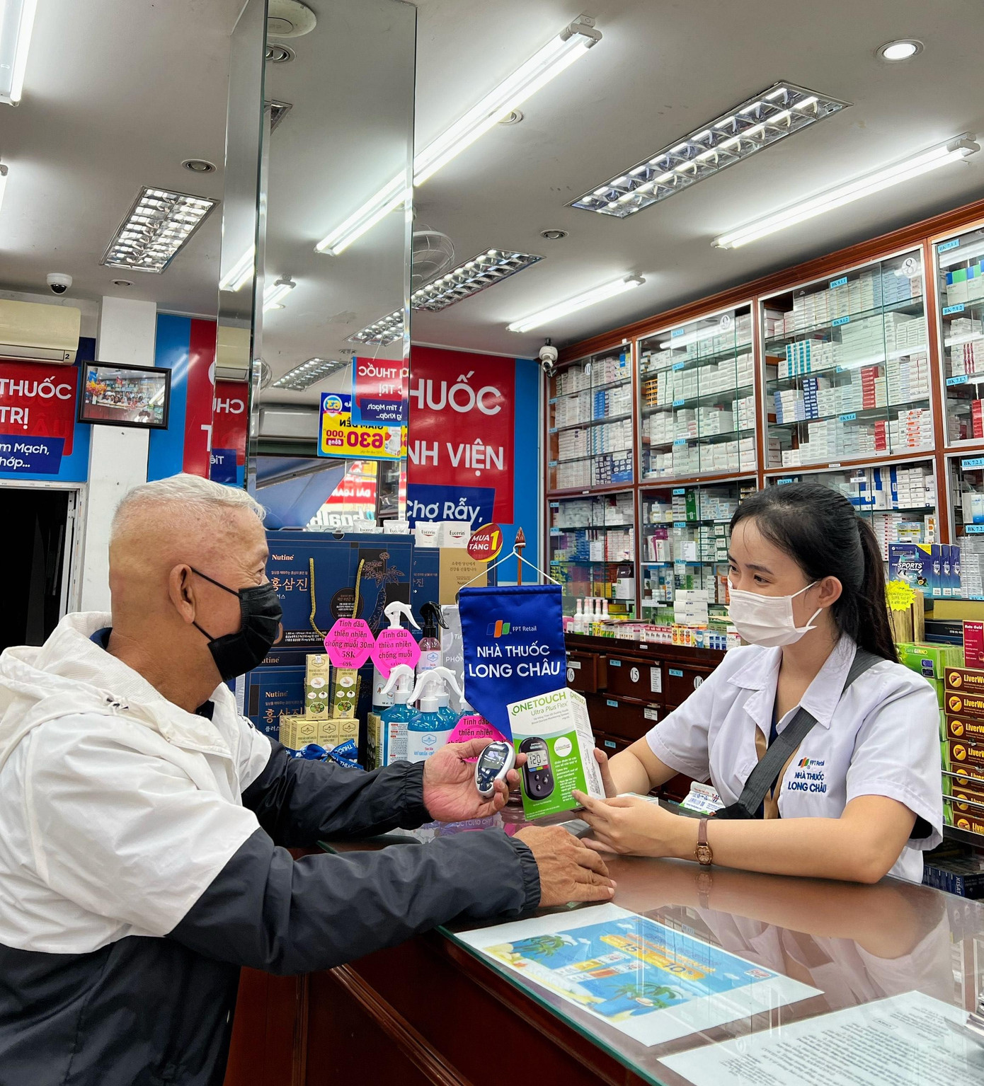 FPT Long Châu triển khai chương trình thu cũ đổi mới máy thử đường huyết Onetouch miễn phí trên toàn quốc. FPT Long Châu triển khai chương trình thu cũ đổi mới máy thử đường huyết Onetouch miễn phí trên toàn quốc.