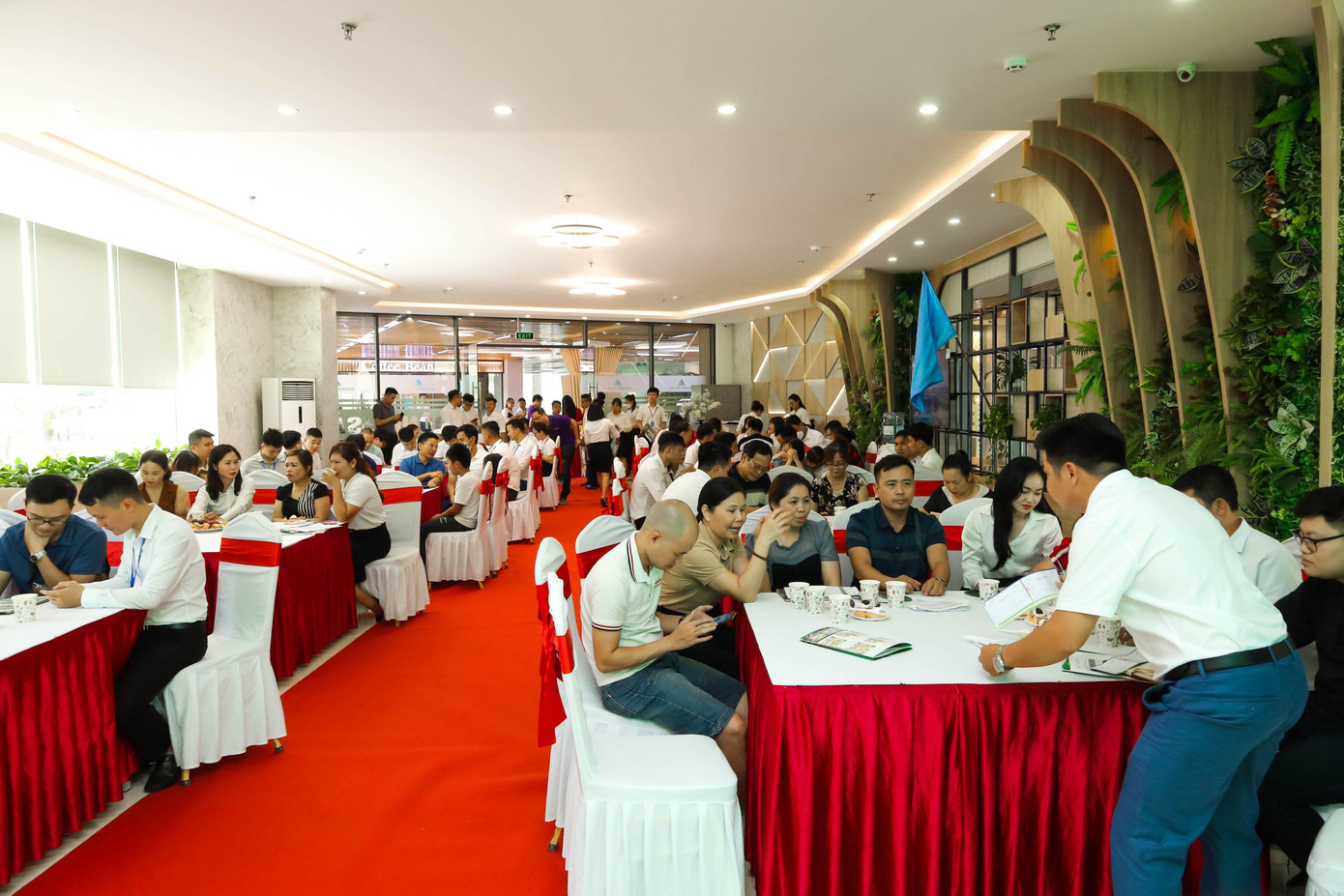 Đông đảo khách hàng có mặt tại sự kiện từ sớm để tìm hiểu về dự án